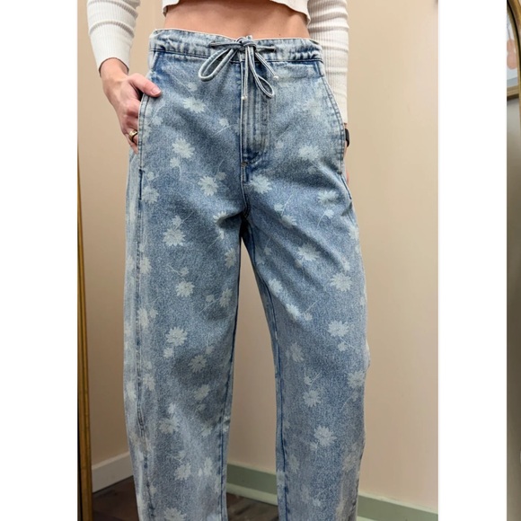 POL Light Blue Floral-Print Boyfriend Jeans with Drawstring Waist - Picture 2 of 4